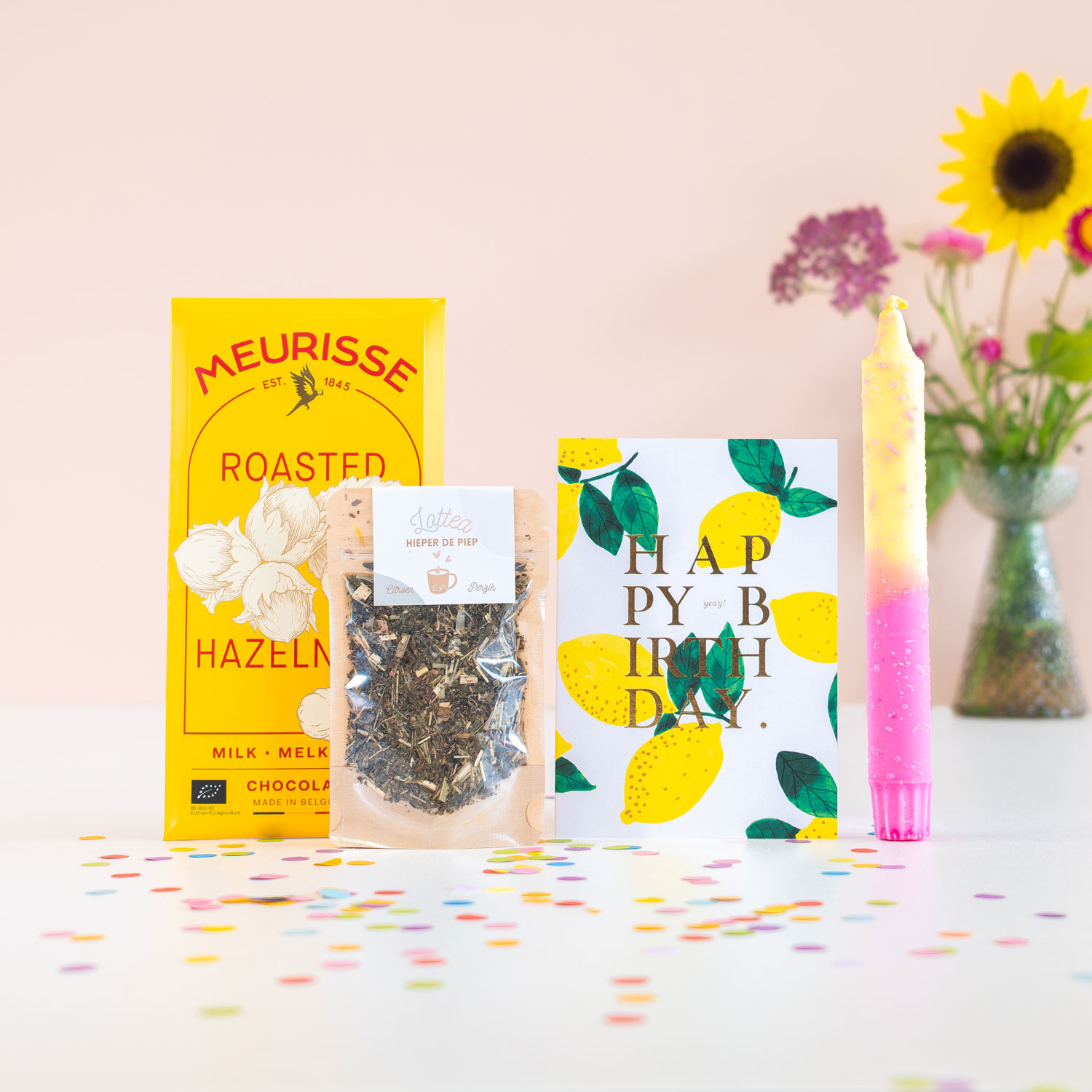 brievenbus cadeau verjaardag verjaardagscadeau brievenbus thee confetti kaarsen chocoladereep pynappel