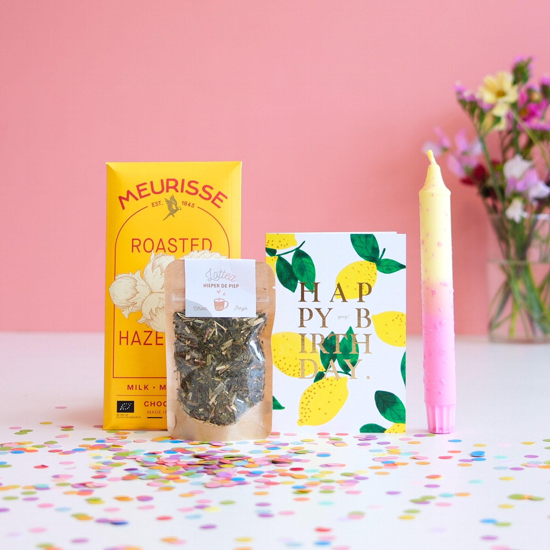 brievenbus cadeau verjaardag verjaardagscadeau brievenbus thee confetti kaarsen chocoladereep pynappel