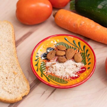 knoflook rasp bordje keramiek vintage spaans provencal rood geel pynappel cadeau webshop alfar tierra cocida cadeau kookliefhebber