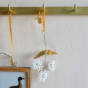 decoratieve hanger messing drijfbloem met takje drift messing hanger weldaad pynappel