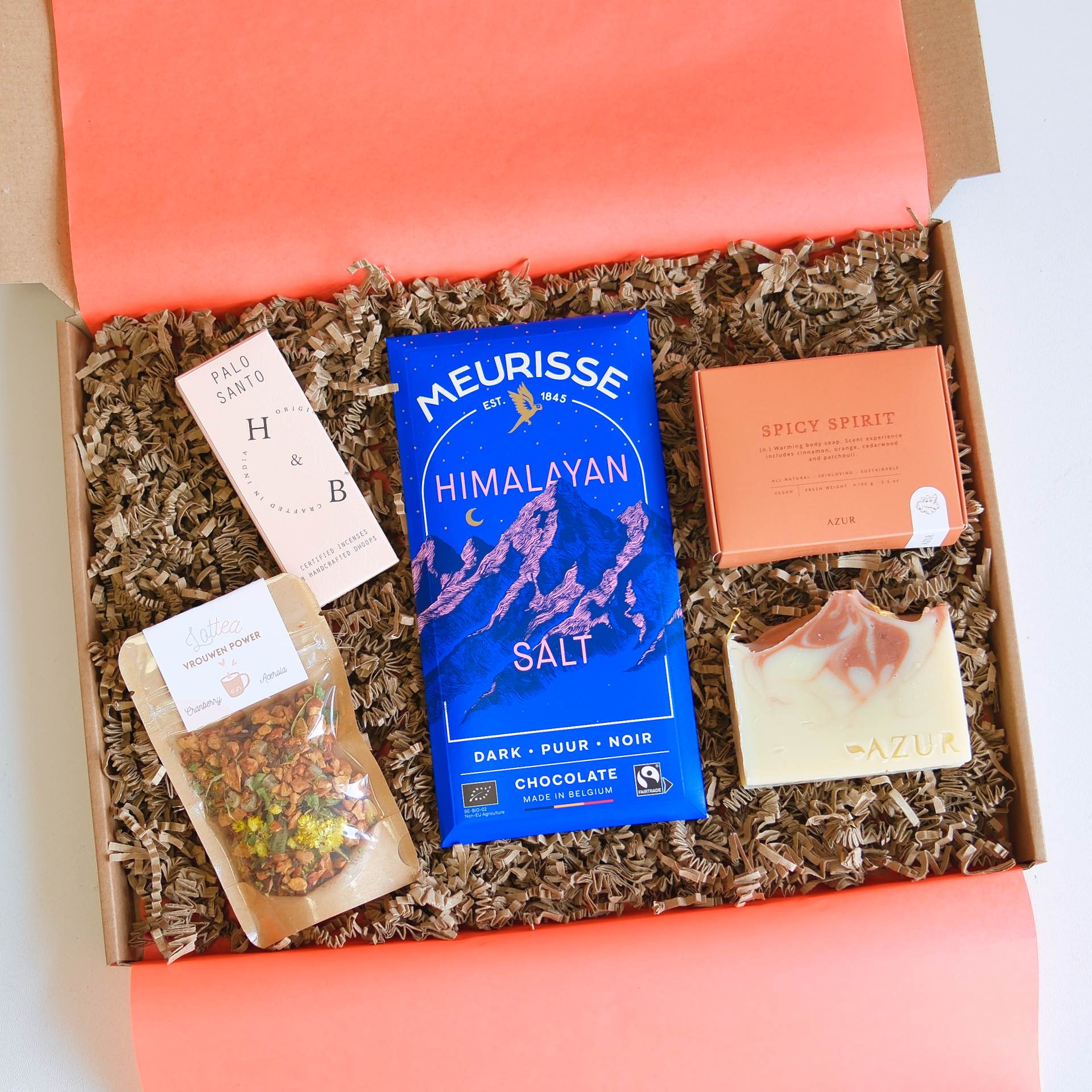 cadeau powervrouw brievenbus cadeau vriendin vrouwen power thee palo santo wierook pure chocolade cadeaubox pynappel brievenbuscadeau