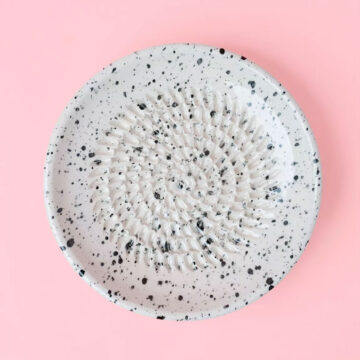 knoflook raspbordje rasp schaaltje granite white wit met zwarte spetters pynappel