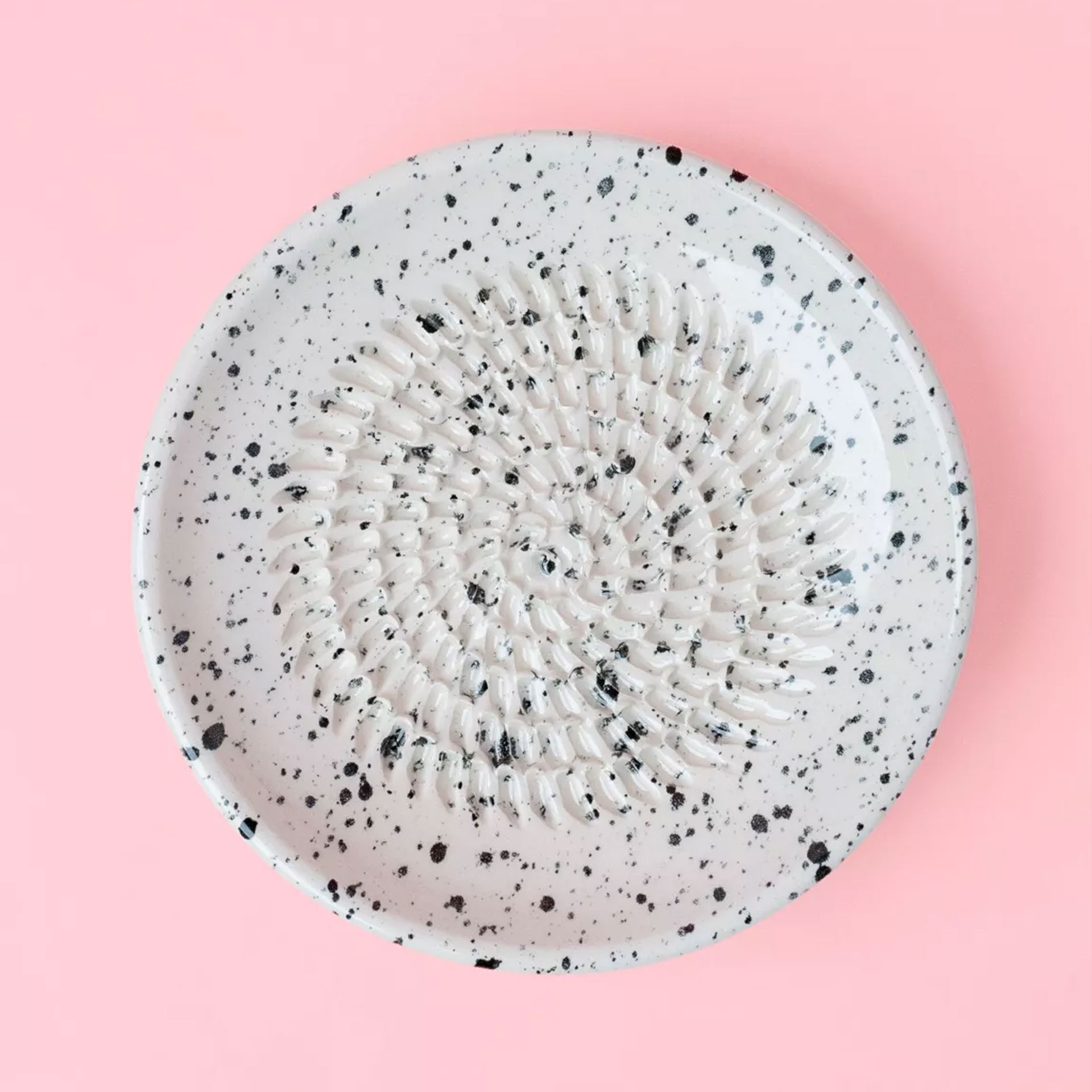knoflook raspbordje rasp schaaltje granite white wit met zwarte spetters pynappel