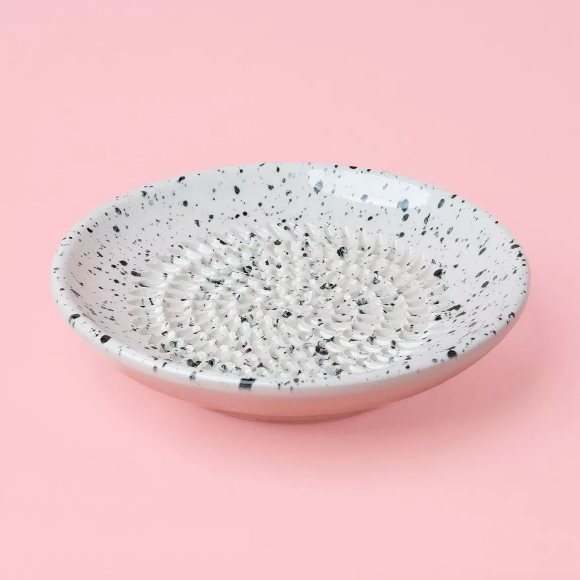 knoflook raspbordje rasp schaaltje granite white wit met zwarte spetters pynappel
