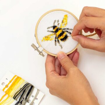 bij boorduurkit kikkerland borduur kit mini bee kruissteek borduursetje diy kits borduren pynappel