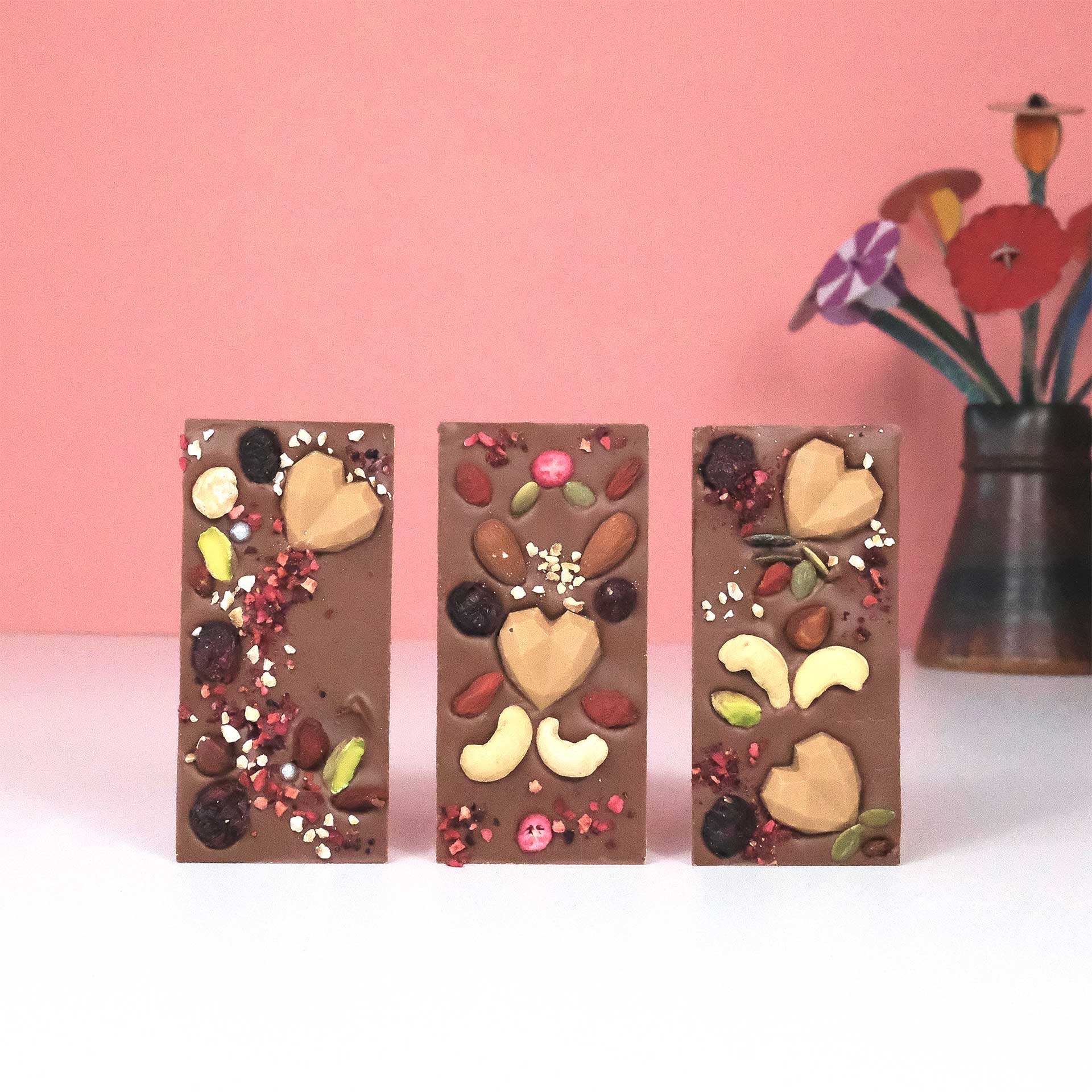 luxe chocoladereep met hartjes noten gedroogd fruit melkchocolade dreamy chocolatez luxe chocolade cadeau pynappel