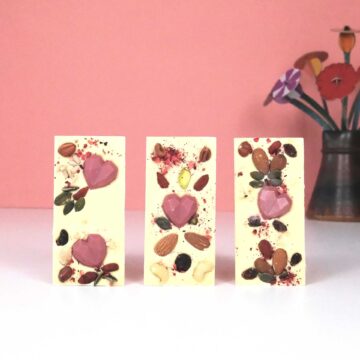 luxe chocoladereep met hartjes noten gedroogd fruit witte chocolade dreamy chocolatez luxe chocolade cadeau pynappel