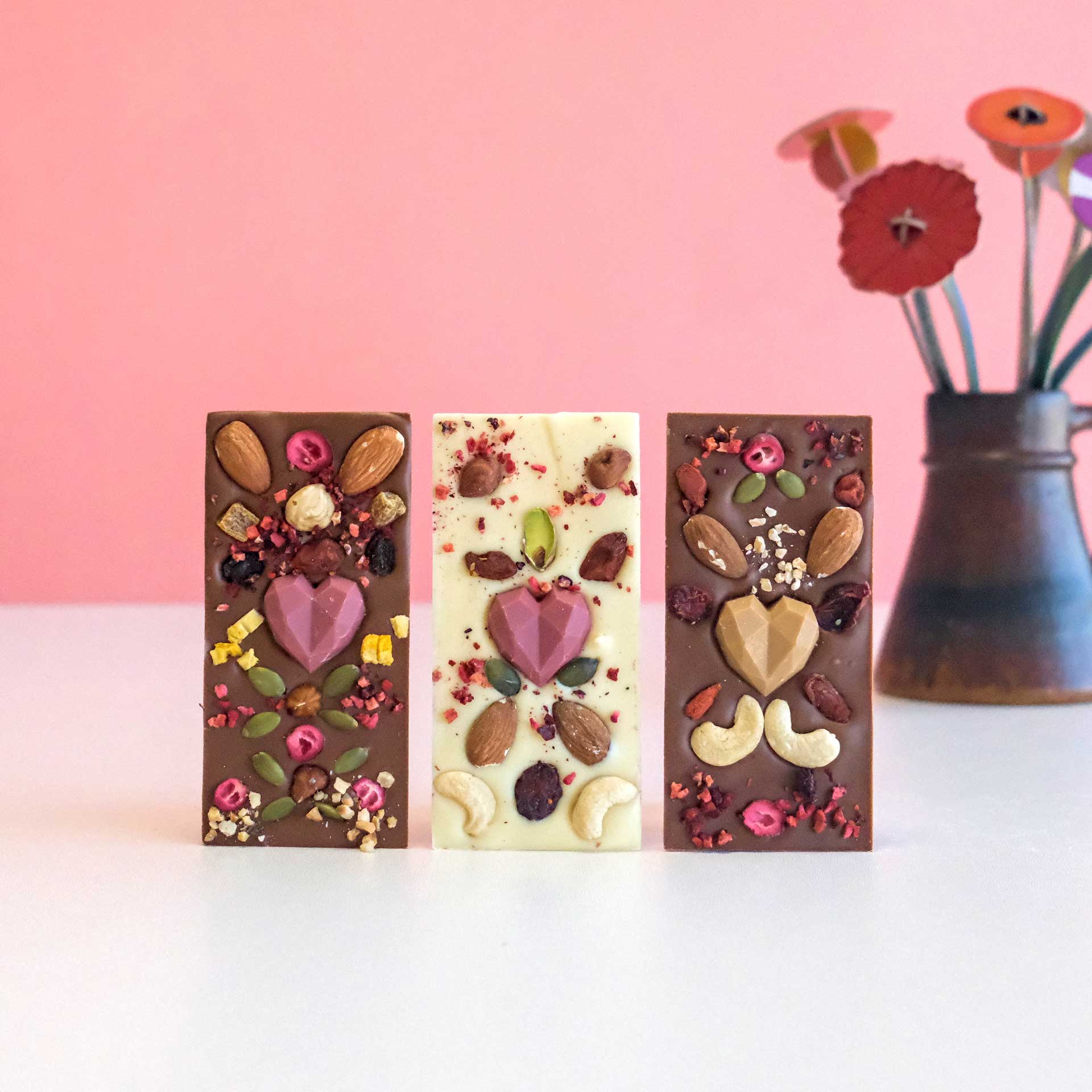 luxe chocoladereep met hartjes noten gedroogd fruit melkchocolade dreamy chocolatez luxe chocolade cadeau pynappel